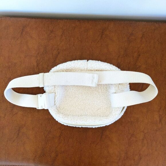 Sondra Roberts Squared Belt Bag sherpa cream colored fanny pack - Picture 2 of 4